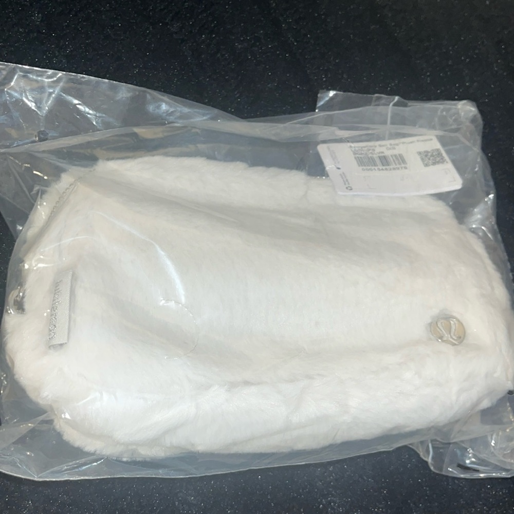 Lululemon Everywhere Belt Bag 1L ONE SIZE Plush
Fleece Bone/Silver NWT